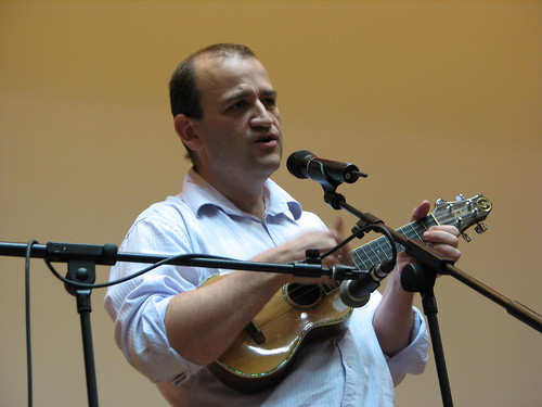 Lloyd Davis playing and singing, photo by Roo Reynolds