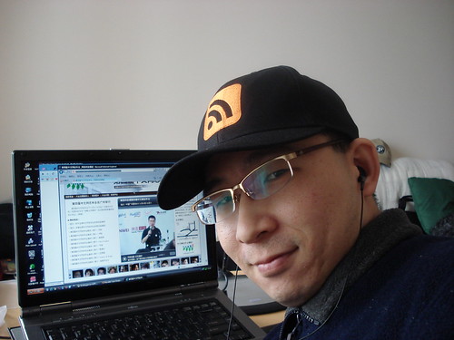 戴着“全球第一款，2008中文网志年会首发，RSS 棒球帽”看网志年会视频直播