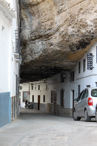 Сетениль-де-лас-Бодегас. Люди живут в пещерах и в наши дни. 