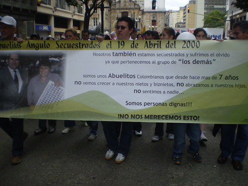 Marcha 20 de julio - Pancarta Abuelitos Angulo