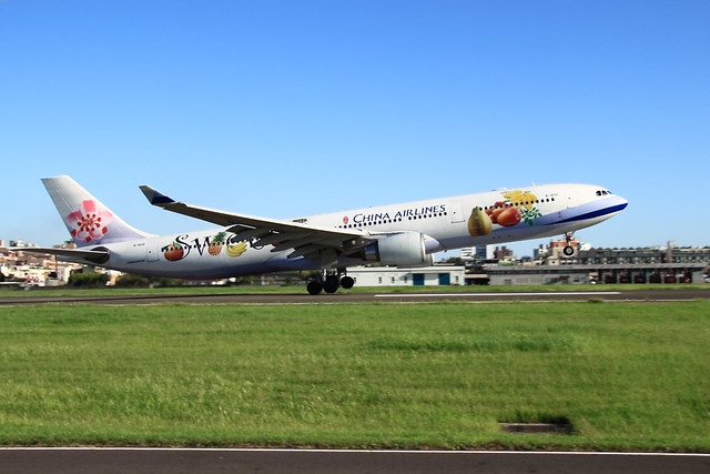 中華航空 A330-300(AE0983) 高雄往香港 以彩繪機身為台灣水果代言 將台灣的農業帶到全世界
