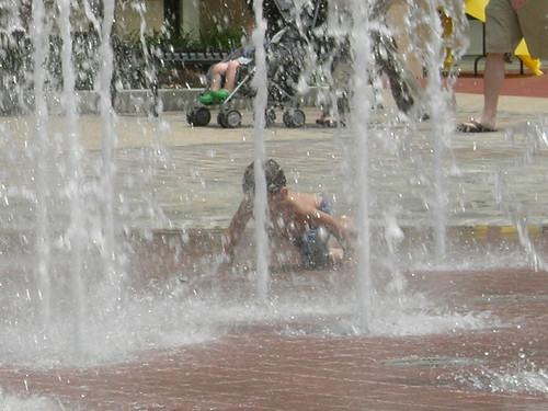 Kids playing in the fountain - looks like fun...