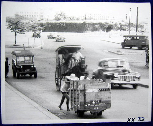 kariton calesa kalesa pushcart jeepney car street scene noon old pictures black and white Pinoy Filipino Pilipino Buhay  people pictures photos life Philippinen  菲律宾  菲律賓  필리핀(공화국) Philippines intramuros?   