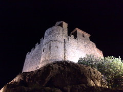 El Castell de Calafell de nit des dels seus peus