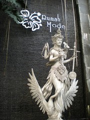 Welcome statue, Rumah Mode
