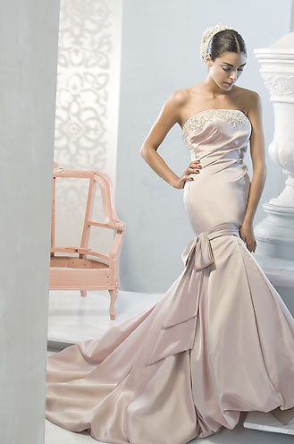 http://farm4.static.flickr.com/3251/2284562555_785af160e4.jpg?v=0-red wedding dresses_Elegance_on_cap and gown_Wedding Dress Gallery