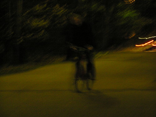 Pyöräilijä pimeydessä