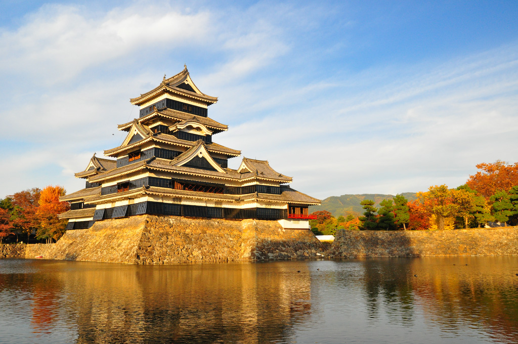 This is Matsumoto Crow Castle. Looking from outside the castle appears to have five floors. But there is a hidden floor to store gun powder and food.