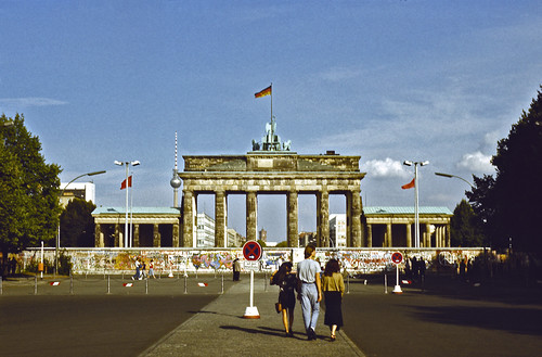 Berlin wall in front of Brandenburg Gate - 1989