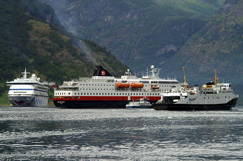 Ships in comparison in the Geiranger-fjord