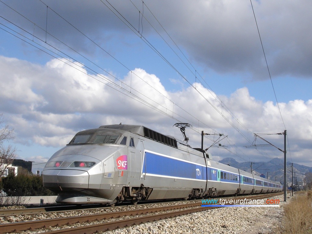 La rame TGV SE 101 apte à rouler jusqu'à 220 km/h sur voie classique et munie d'un pantographe AX