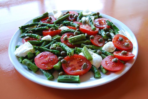 groene asperges met tomaat en mozarella