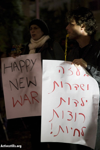 Anti-party march against the Israeli attack on Gaza strip, Tel Aviv, Israel, New year 2009. von activestills.