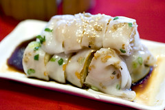 Rice noodle rolls stuffed with fried cruller