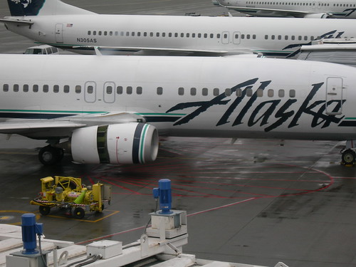 2008-03-10 N775AS Alaska 737-400 at SEA Engine open (1)
