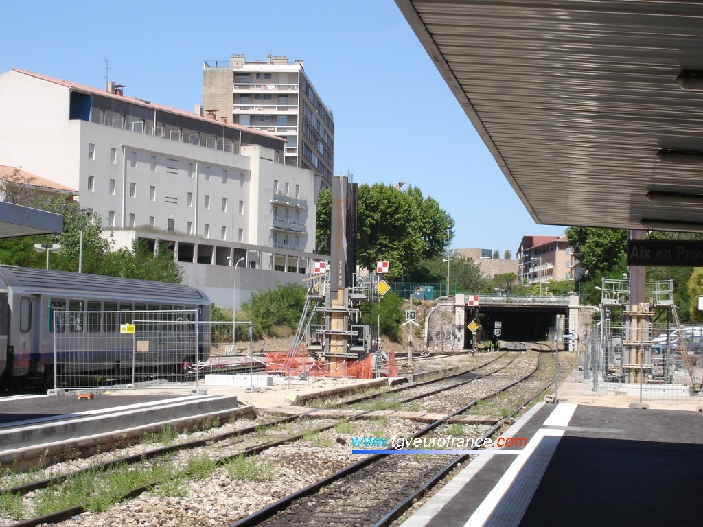 Passerelle en construction en gare d'Aix-en-Provence Centre et opération de modernisation des quais (rehaussement) sur la ligne du Val de Durance