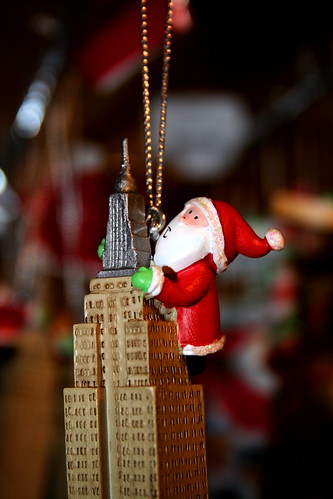 A King Kong Santa on the Empire State (by caruba)