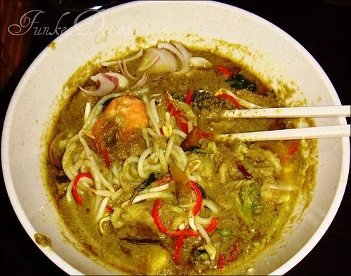 HOT GREEN CURRY NOODLES
