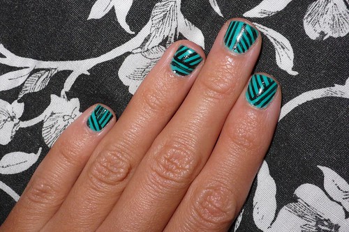 Glittery shiny green nails design
