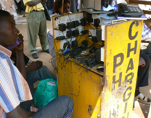 Stazione di ricarica telefoni in Uganda, 2008, di Ken Banks -kiwanja.net