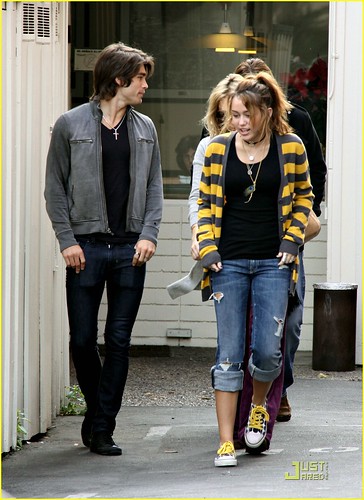 miley-cyrus-family-paty-lunch-01