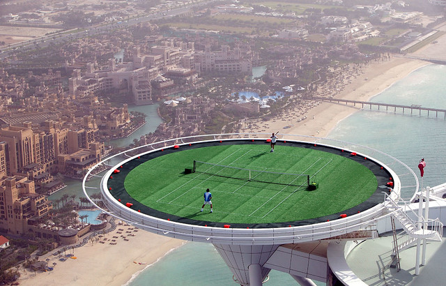 André Agassi Roger Federer jugando en el hotel Burj Al Arab