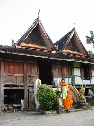 Fiere monnik voor zijn honderd jaar oude logement