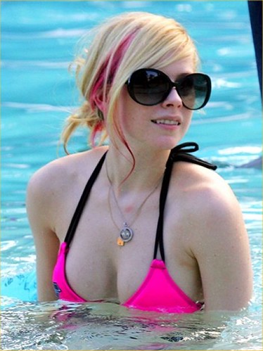 Avril Lavigne bikini photo
