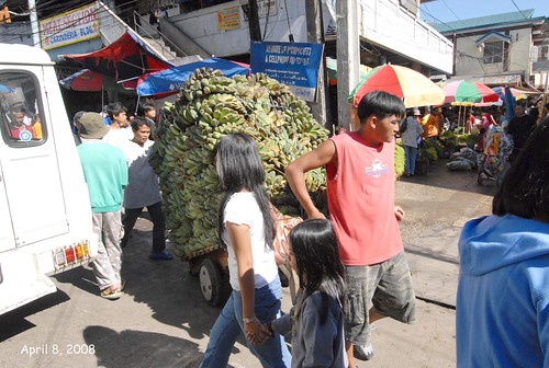  man transporting green bananas in busy Baguio market street trolley Buhay Pinoy Philippines Filipino Pilipino  people pictures photos life Philippinen   session road   