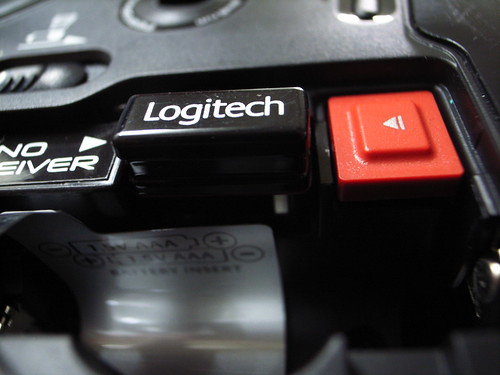 敗家：Logitech VX Nano無線雷射滑鼠(背面)：全球最小型USB接收器