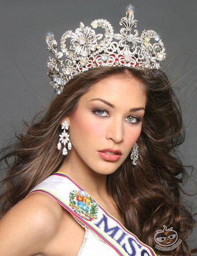 Dayana Mendoza wearing crown