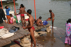 ガンジス河で沐浴する人々。赤地に白水玉のふんどしが流行っているのか？