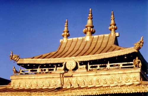 800px-Gilt_roof_of_the_Jokhang