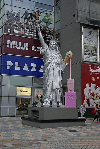 Statue of LG