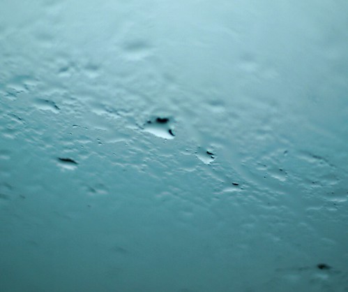 Gotas de agua sobre cristal azul
