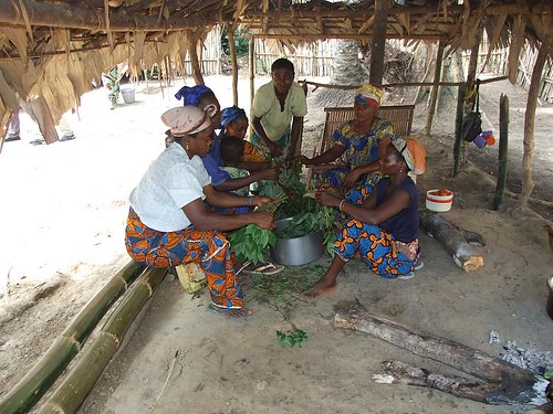 Some women preparing pondu for the military in Obenge in TL2s kitchen