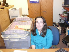 La bibliotecaria con su bebe atras en Nenana