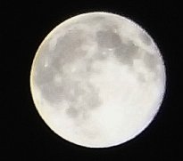 full moon (cropped) RICOH R10