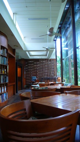 櫃臺和旁邊的書櫃 (by fayehuang)