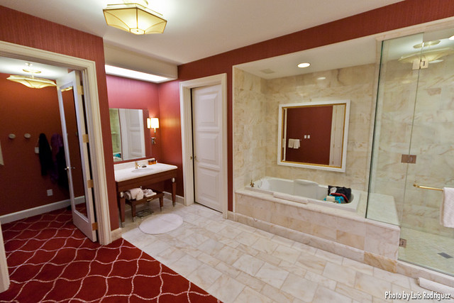 La otra vista desde el baño, con el vestidor a la izquierda, el retrete principal en el centro, y entre medias, la tercera pila del baño