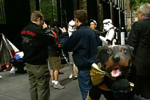 Thumb Triumph the Insult Comic Dog con los fanáticos de Star Wars