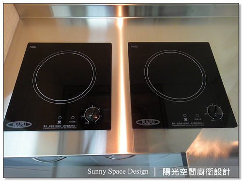 廚房設計-中和建一路鄭先生ㄇ字型不銹鋼廚具：不銹鋼檯面+木心板桶身+水晶門板