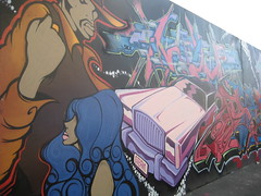 男性や女性、車の描かれた壁