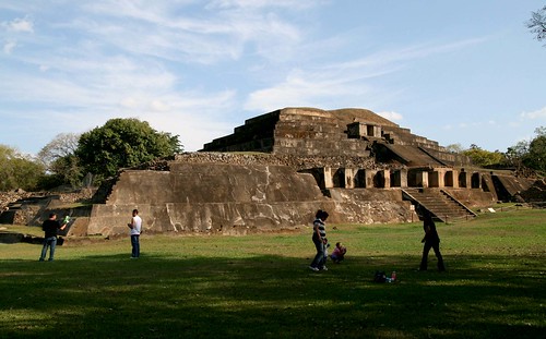 Tazumal ruins by laparisienneavelo