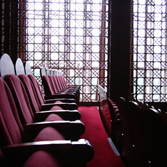 【写真】ミニデジで撮影した講堂の椅子
