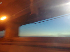 在車上追逐著夕陽，隔著高架橋...