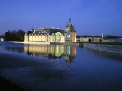 Chantilly Castle by night - France (Chantilly) par romainmo