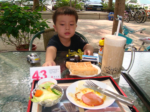 你拍攝的 豐樂公園:Ryan 吃早餐。