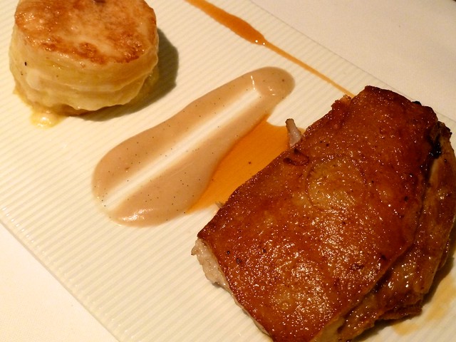 Brazuelo de cochinillo confitado con puré de manzana aromático, pasta de papa con queso andino y salsa de cítricos