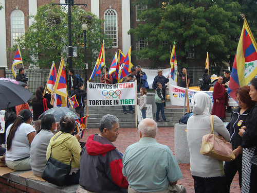 Un escaso grupo de manifestantes en favor del Tíbet